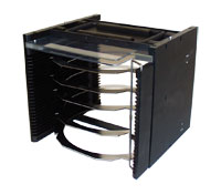Metall Kassette für 25 Waferframes, bestehend aus eloxiertem Aluminium für den Einsatz in automatischen Wafersägen. Verschlußbügel sichern die Frames.